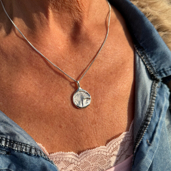 Mia, labradoodle (round pendant)
